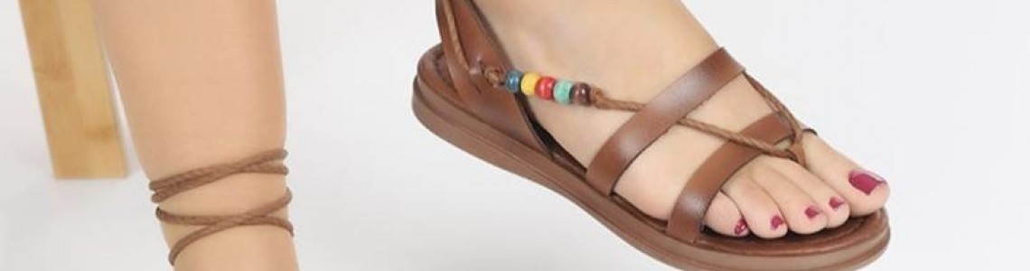 Yaz Aylarının Vazgeçilmezi: Bilekli Bantlı Sandaletler